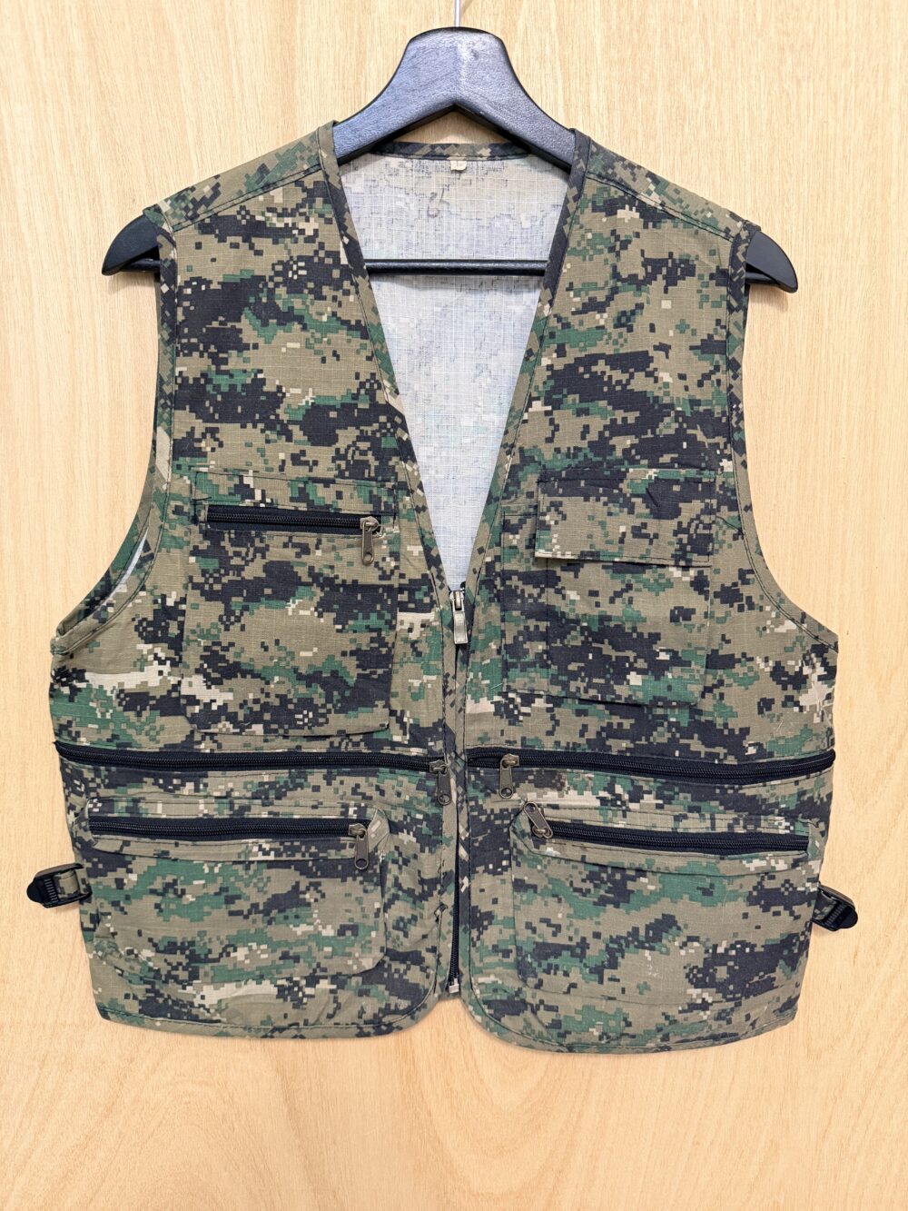 多口袋迷彩背心