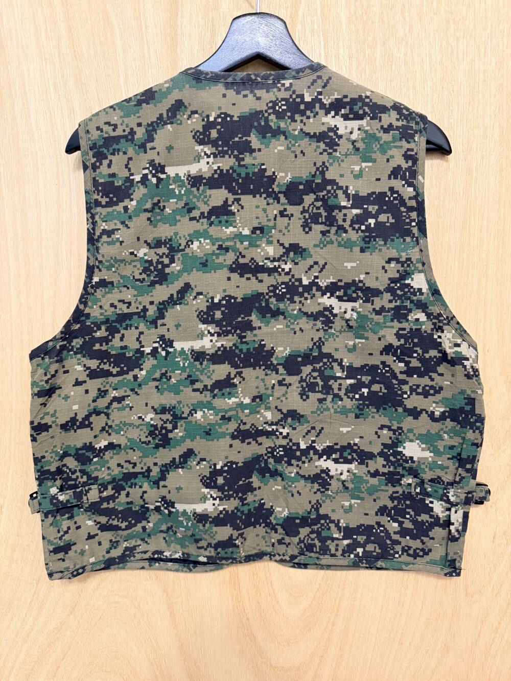 多口袋迷彩背心